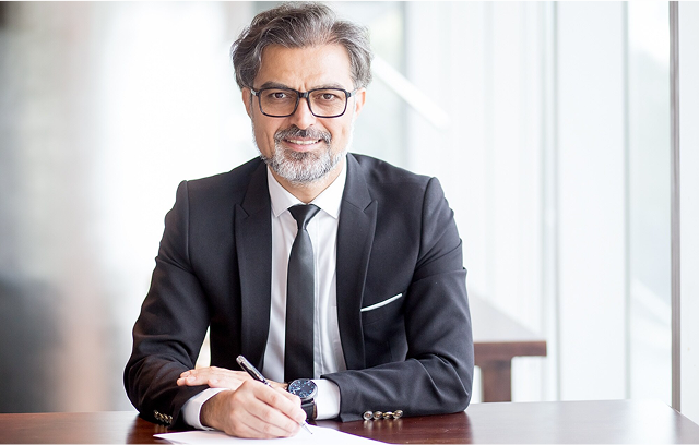 abogado sonriendo escribiendo