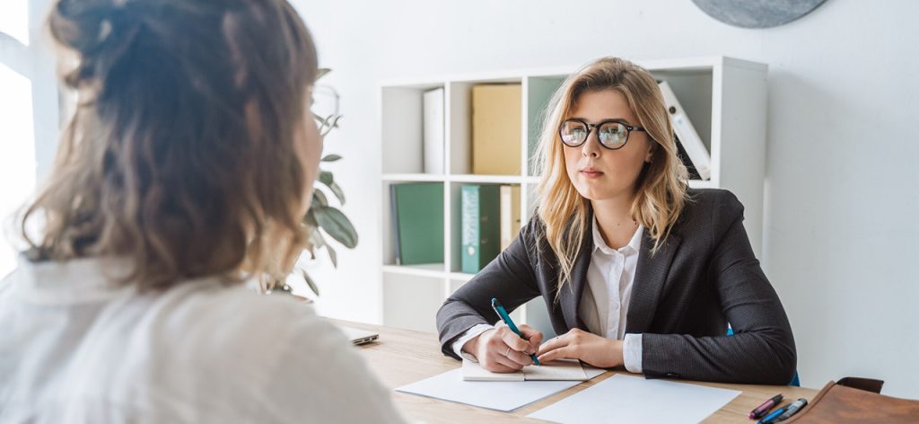 abogada cliente hablando 1 e1757091671285