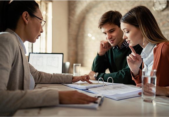 abogada con clientes