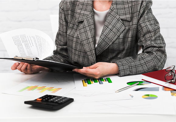 abogada haciendo cuentas