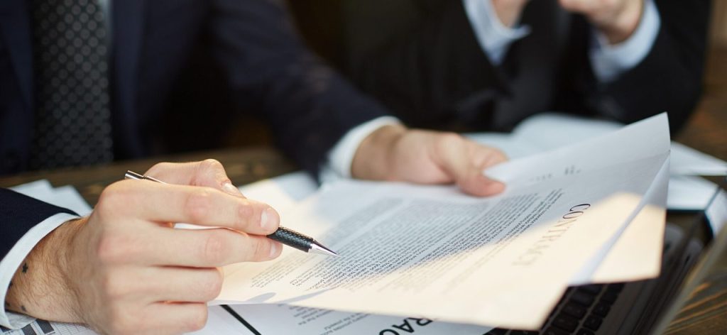 abogado revisando documento 1 e1757091626813