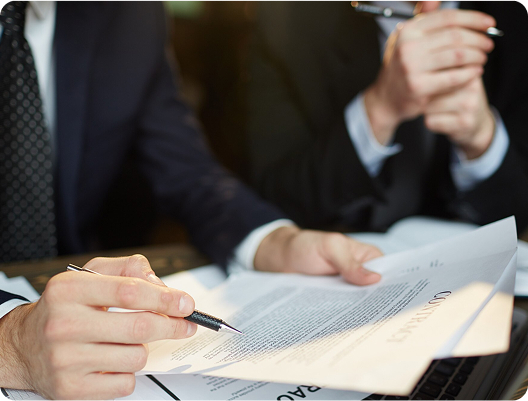 abogado revisando documento