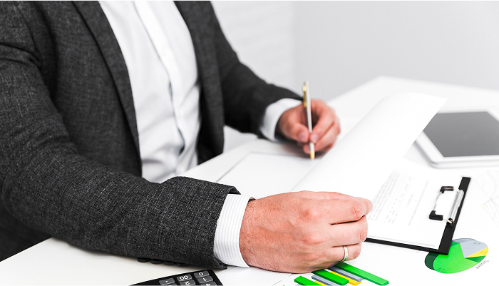 abogado revisando documentos