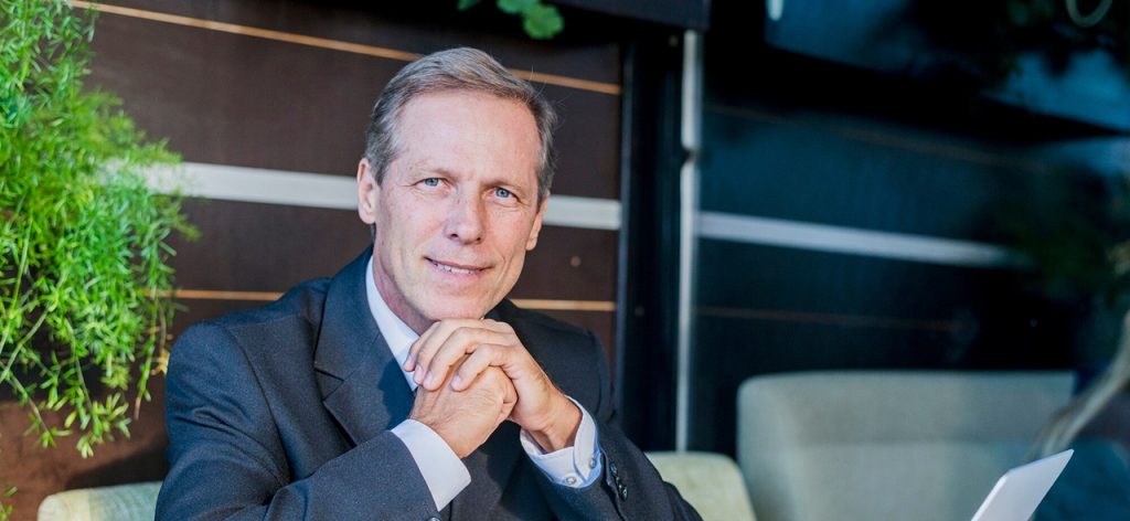 abogado sonriendo e1757091927125