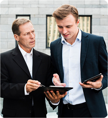 abogados hablando tablets