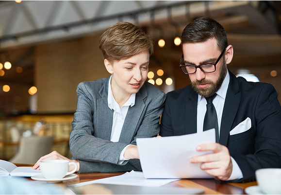 abogados inspeccionando