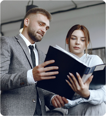abogados leyendo documento