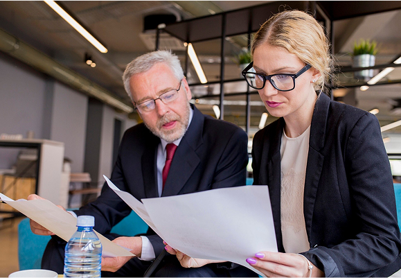 abogados revisando archivos