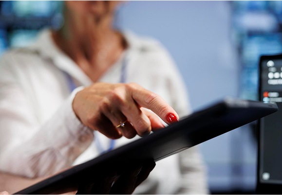 mujer senalando documento