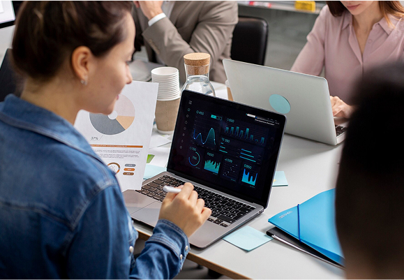 persona revisando graficas