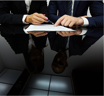 personas revisando documento